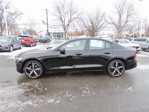 2024 Volvo S60 B5 Core Dark Theme