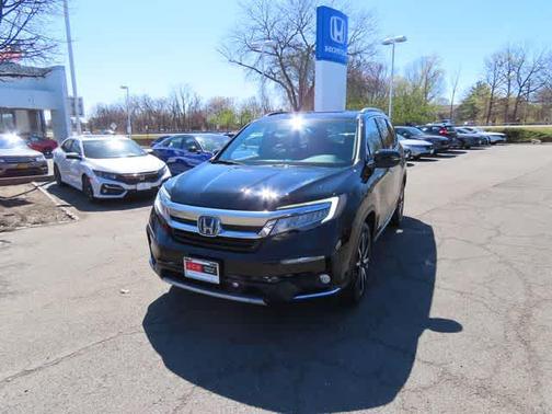 Crystal Black Pearl 2019 Honda Pilot Touring 8-Passenger