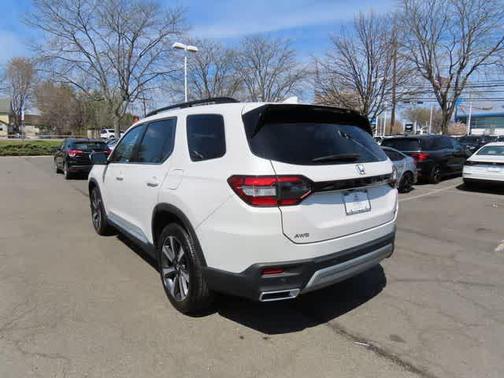 Platinum White Pearl 2023 Honda Pilot Touring 8-Passenger