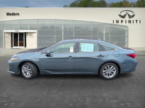 2022 Toyota Avalon Hybrid XLE