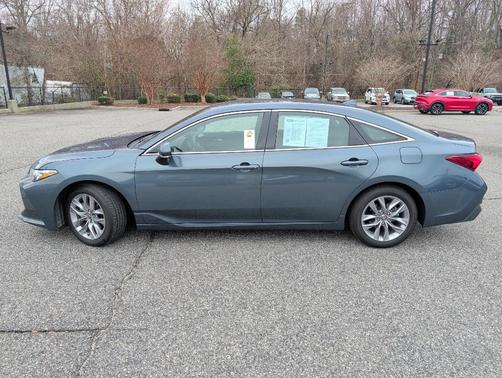 2022 Toyota Avalon Hybrid XLE