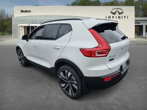 2024 Volvo XC40 B5 Ultimate Dark Theme