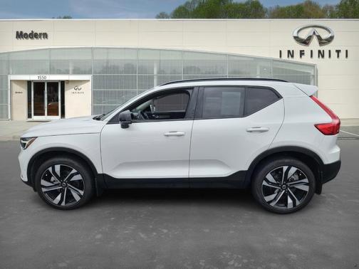 2024 Volvo XC40 B5 Ultimate Dark Theme