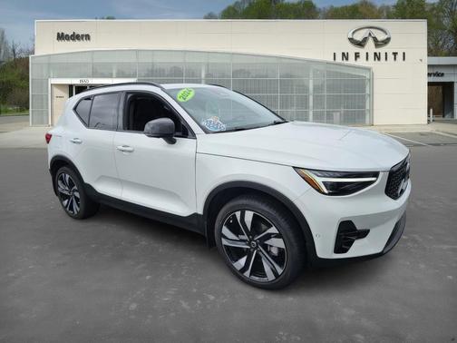 2024 Volvo XC40 B5 Ultimate Dark Theme