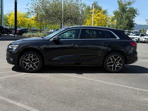 Mythos Black Metallic 2019 Audi e-tron Premium Plus