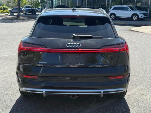 Mythos Black Metallic 2019 Audi e-tron Premium Plus