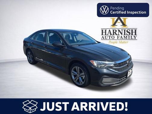 Deep Black Pearl Effect 2024 Volkswagen Jetta 1.5T SE