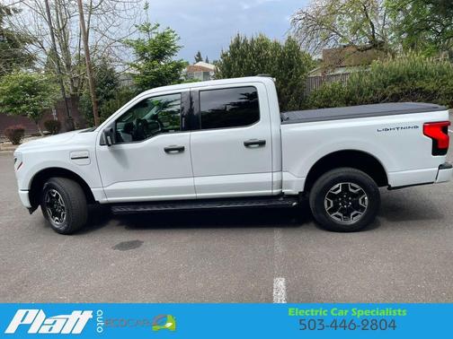 White 2022 Ford F-150 Lightning XLT