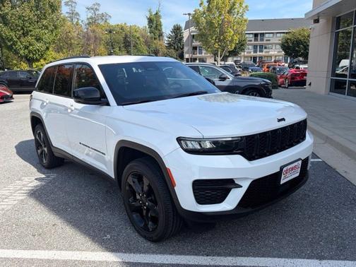 Bright White Clearcoat 2024 Jeep Grand Cherokee Altitude