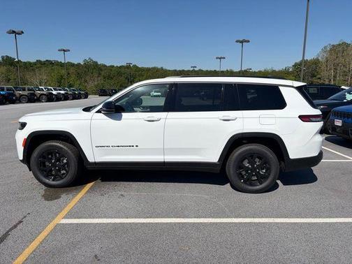 Bright White Clearcoat 2026 Jeep Grand Cherokee L Laredo