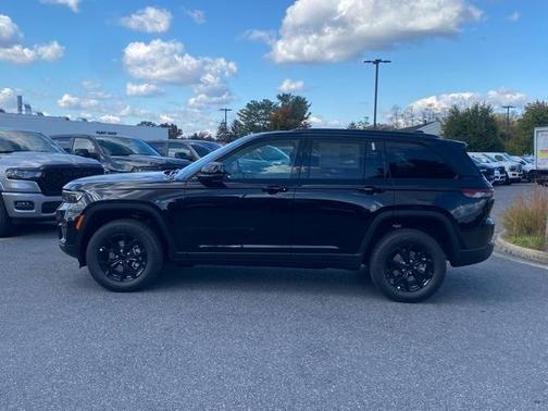 2025 Jeep Grand Cherokee Laredo