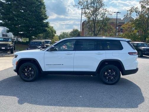 2025 Jeep Grand Cherokee L Laredo