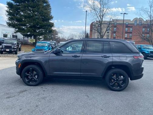 2025 Jeep Grand Cherokee Laredo