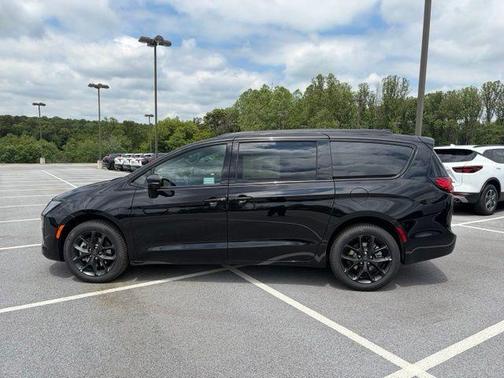 Diamond 2027 Chrysler Pacifica LIMITED