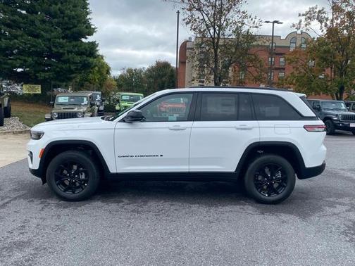 2025 Jeep Grand Cherokee Laredo