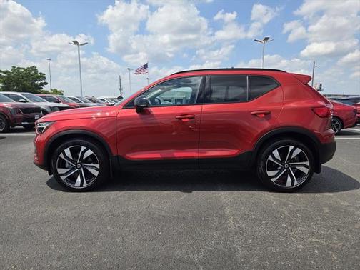 2025 Volvo XC40 B5 Plus Dark Theme