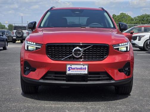 2025 Volvo XC40 B5 Plus Dark Theme