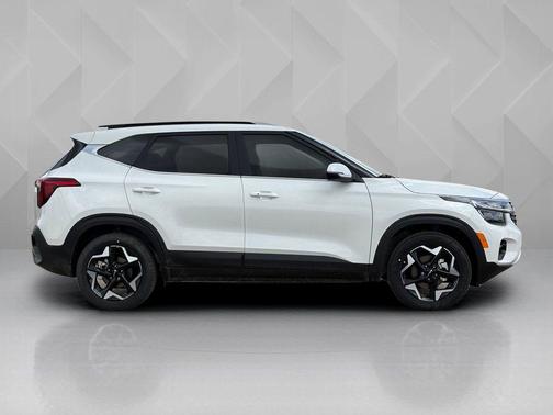 White Pearl 2026 Kia Seltos EX