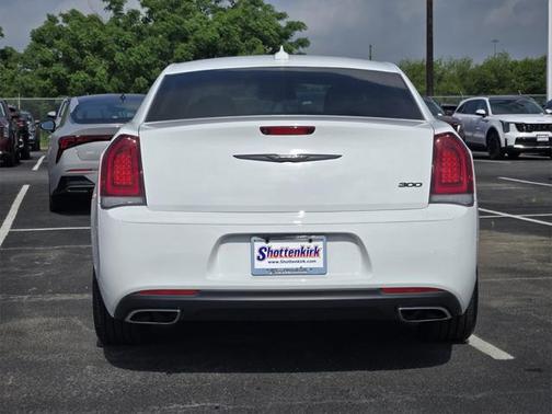2022 Chrysler 300 Touring