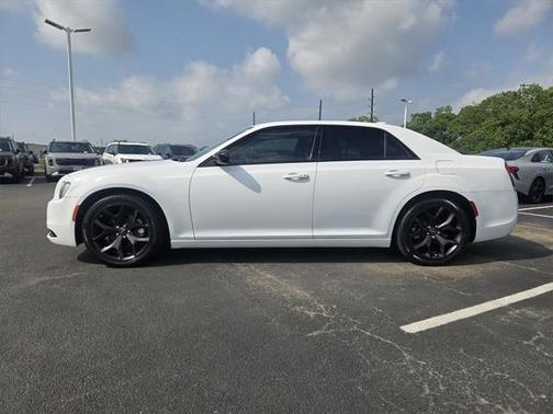 2022 Chrysler 300 Touring
