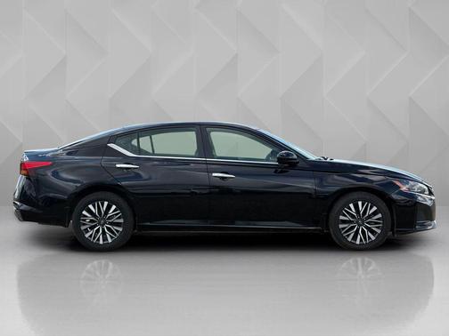 Super Black Clearcoat 2024 Nissan Altima 2.5 SV