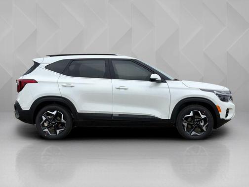 White Pearl 2026 Kia Seltos EX