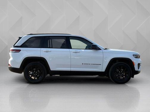 Bright White Clearcoat 2024 Jeep Grand Cherokee Altitude