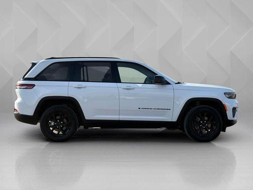 Bright White Clearcoat 2024 Jeep Grand Cherokee Altitude