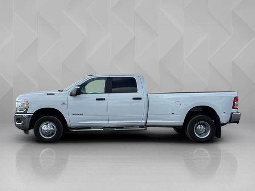 Bright White Clearcoat 2024 RAM 3500 Big Horn Crew Cab 4x4 8' Box