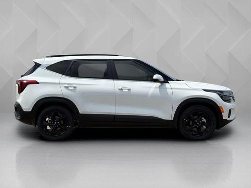 White Pearl 2026 Kia Seltos EX