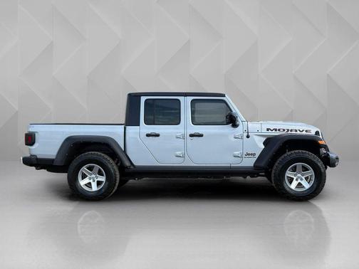 Silver Zynith Clearcoat 2022 Jeep Gladiator Mojave 4x4