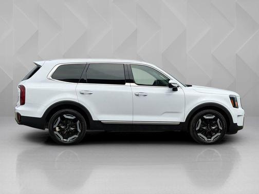 Glacial White Pearl 2024 Kia Telluride S