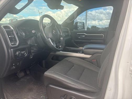 Bright White Clearcoat 2019 RAM 1500 Big Horn