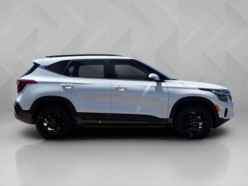 Snow White Pearl 2026 Kia Seltos EX
