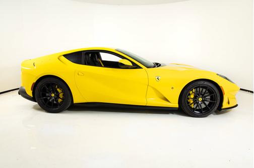 Giallo Modena 2019 Ferrari 812 Superfast .