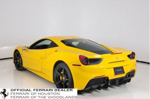 2016 Ferrari 488 GTB .