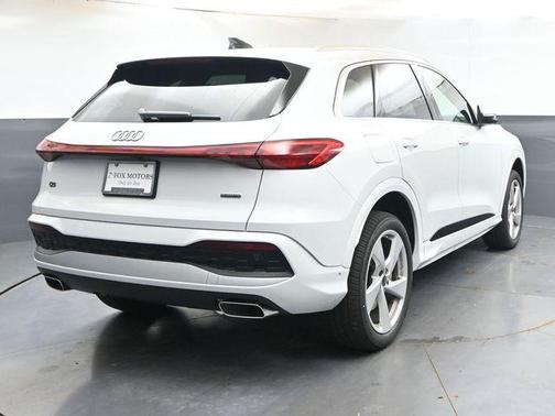 Glacier White Metallic 2026 Audi Q5 Premium Plus TFSI quattro S tronic