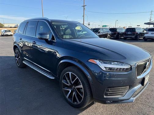 2022 Volvo XC90 T6 Momentum