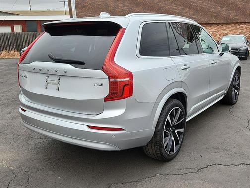2022 Volvo XC90 T6 Momentum