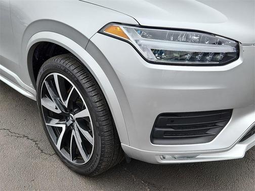 2022 Volvo XC90 T6 Momentum