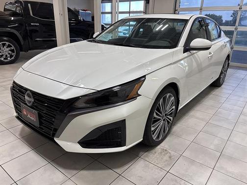Pearl White Tricoat 2026 Nissan Altima SV FWD