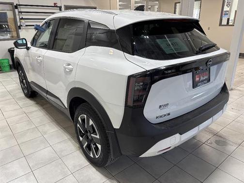 Aspen White Tricoat 2026 Nissan Kicks SV