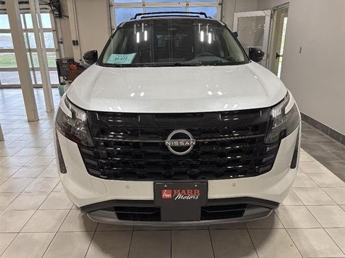 Everest White Pearl Tricoat/Super Black 2026 Nissan Pathfinder Platinum