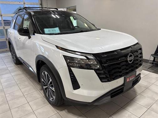 Everest White Pearl Tricoat/Super Black 2026 Nissan Pathfinder Platinum