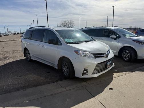 Blizzard Pearl 2019 Toyota Sienna XLE