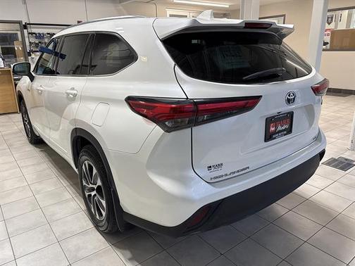 Blizzard Pearl 2021 Toyota Highlander Hybrid XLE