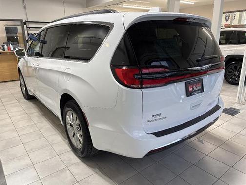 Bright White Clearcoat 2022 Chrysler Pacifica Touring L