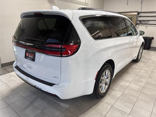 Bright White Clearcoat 2022 Chrysler Pacifica Touring L