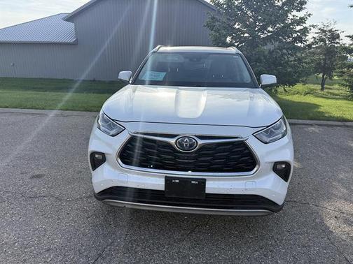Wind Chill Pearl 2024 Toyota Highlander Hybrid Platinum