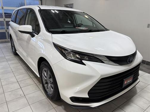 2022 Toyota Sienna LE